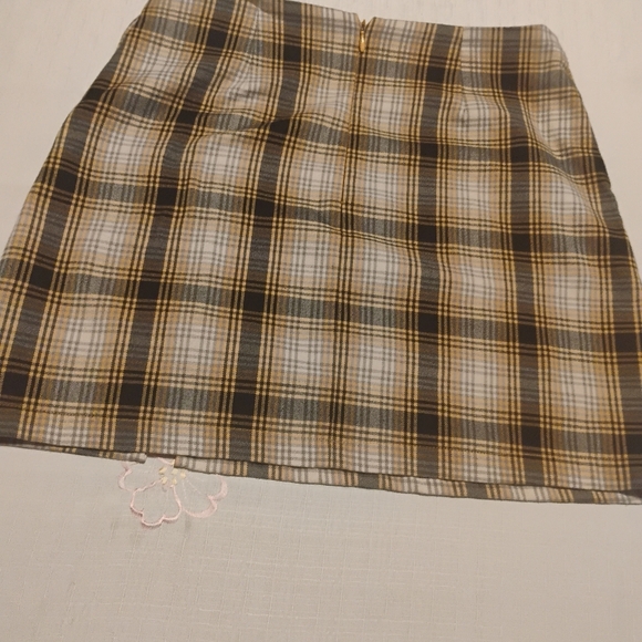 Urban Outfitters Yellow Top and Plaid Skirt Set - Picture 8 of 11
